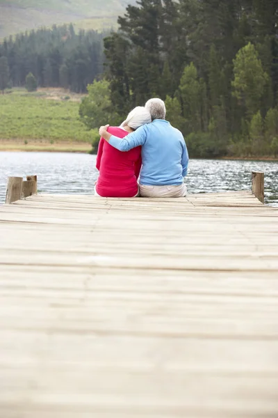 Senior paar op steiger — Stockfoto