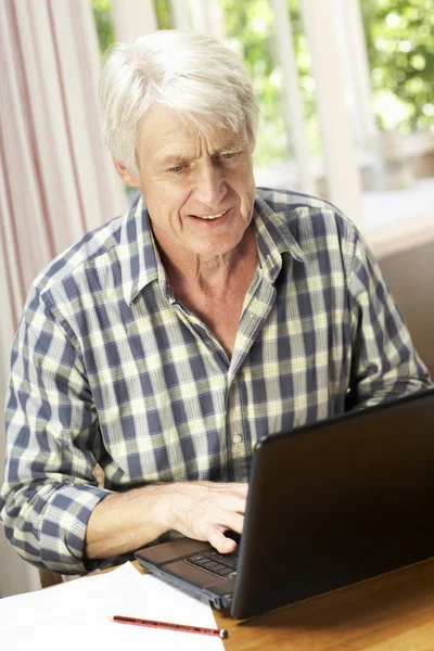 Mann mittleren Alters arbeitet — Stockfoto