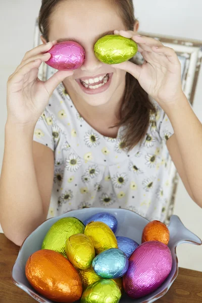 Fille avec des œufs de Pâques — Photo