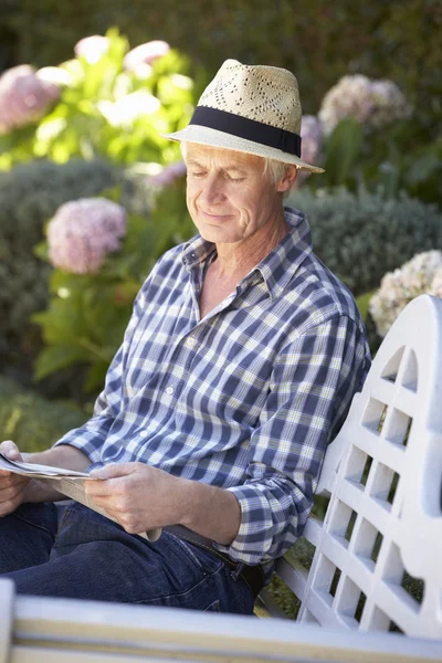 Mitten av ålder man läsa tidningen — Stockfoto