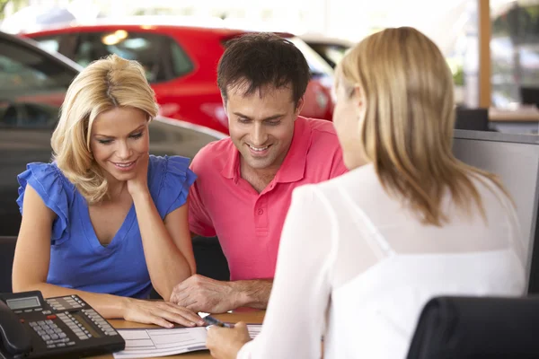 Ehepaar kauft Auto — Stockfoto