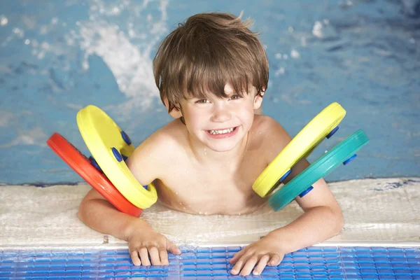 Junge im Schwimmbad — Stockfoto