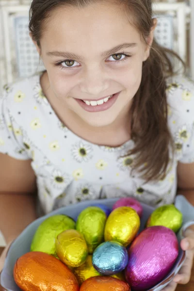 Ragazza con uova di Pasqua — Foto Stock