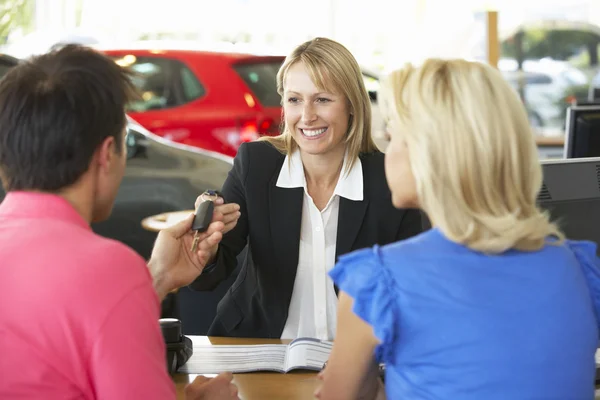 Frau arbeitet im Autohaus — Stockfoto