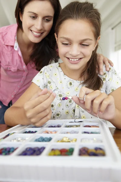 Madre e figlia che fanno gioielli — Foto Stock