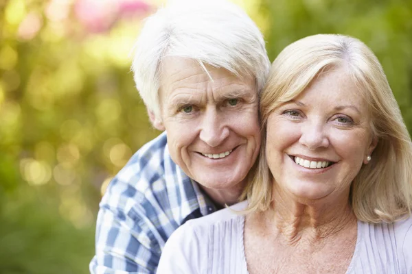 Pareja de ancianos en el jardín — Foto de Stock