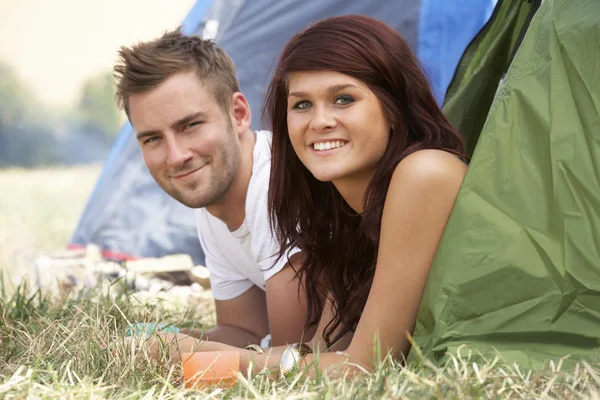 Casal em viagem de acampamento — Fotografia de Stock