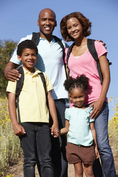 Famiglia in escursione campestre — Foto Stock