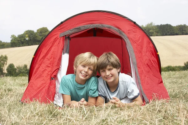 Jungen auf Zeltreise — Stockfoto
