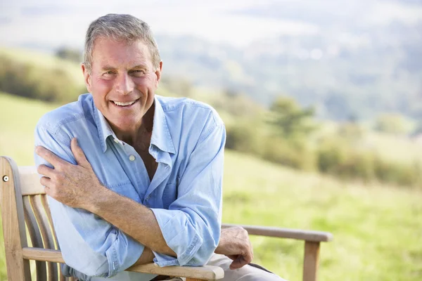 Senior man buitenshuis — Stockfoto