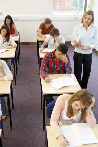 Estudantes e tutor em exame — Fotografia de Stock