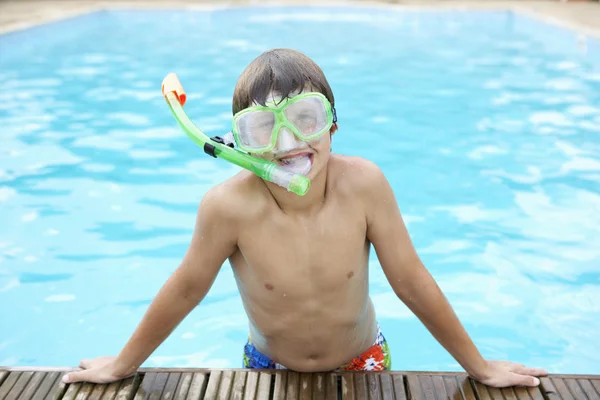 Jongen in het zwembad — Stockfoto