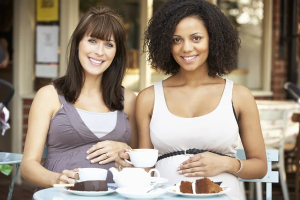 Schwangere sitzen im Café — Stockfoto