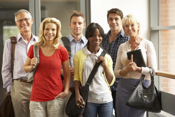 Blandad grupp av studenter — Stockfoto