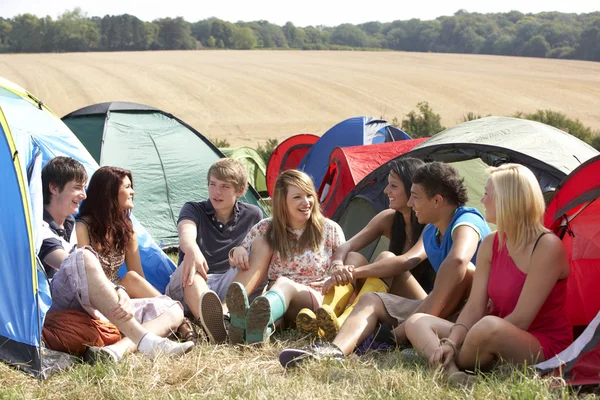 Pessoas em viagem de acampamento — Fotografia de Stock