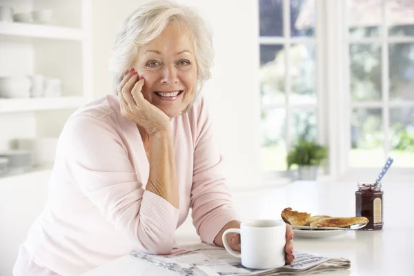 Vrouw eten ontbijt — Stockfoto