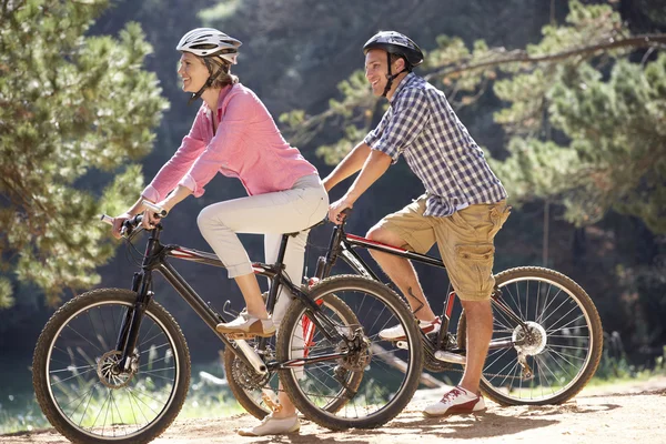 Couple on bike ride — Stock Photo, Image