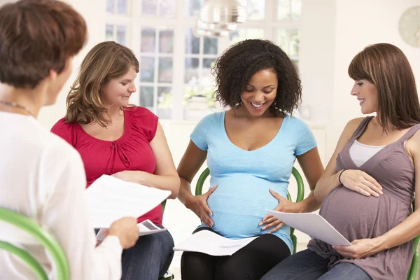 Mujeres en clase prenatal — Foto de Stock