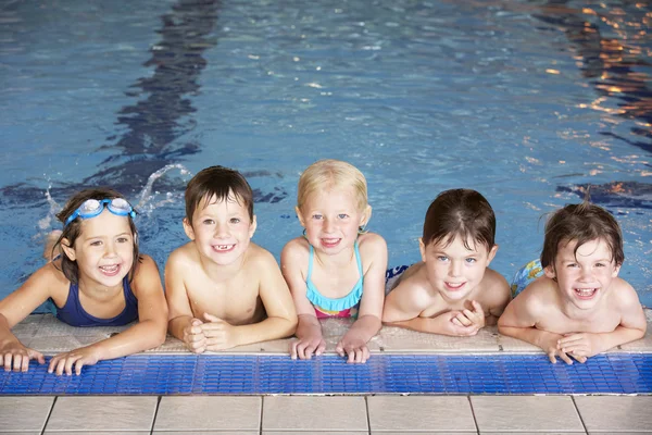 Crianças na piscina — Fotografia de Stock