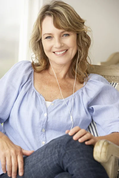 Mitten av ålder kvinna med hörlurar — Stockfoto
