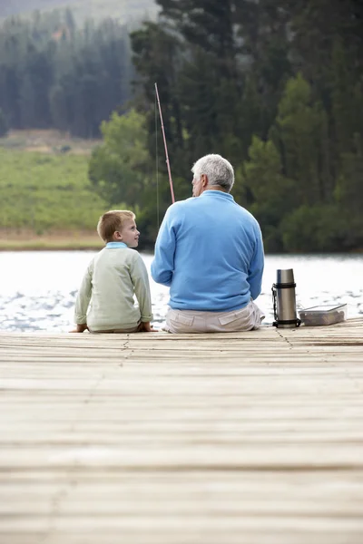 老人和孙子钓鱼 — 图库照片