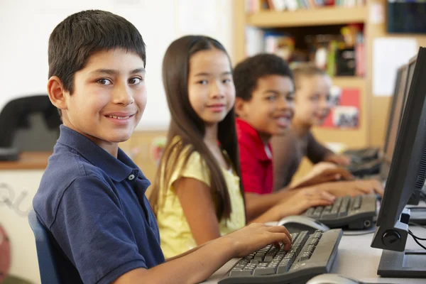 Školáci s počítači — Stock fotografie