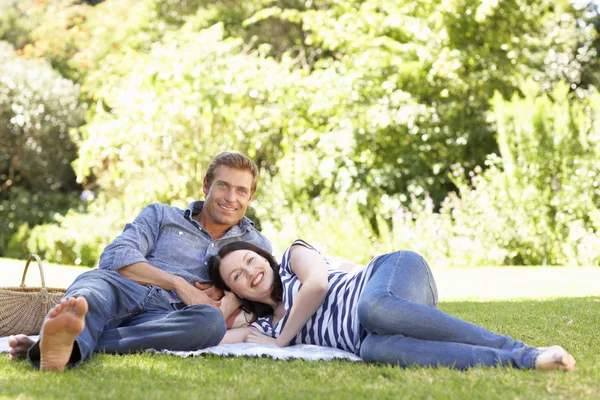Couple relaxant dans le parc — Photo