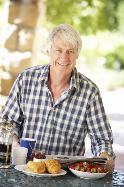 Homme d'âge moyen petit déjeuner — Photo