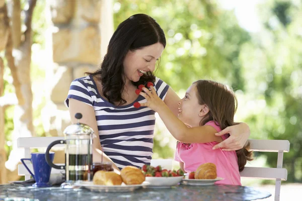 Mother and daughter eating breakfast — Stock Photo, Image