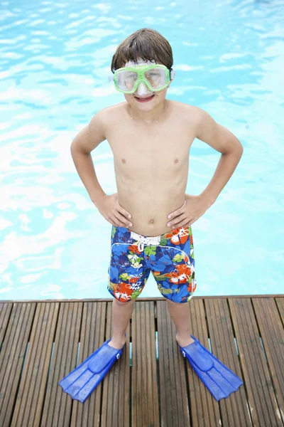 Menino por piscina — Fotografia de Stock