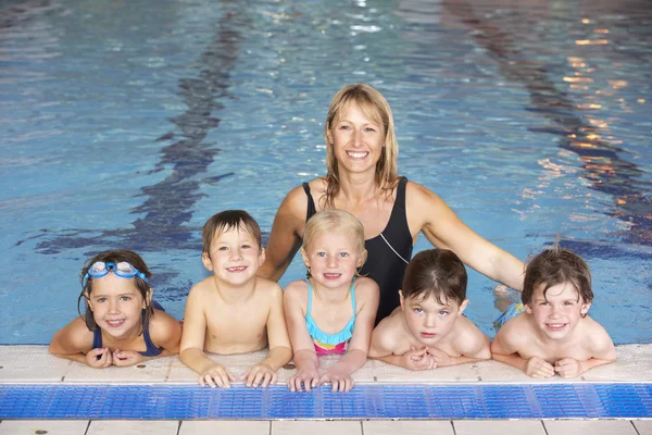 Bambini che hanno lezione di nuoto — Foto Stock