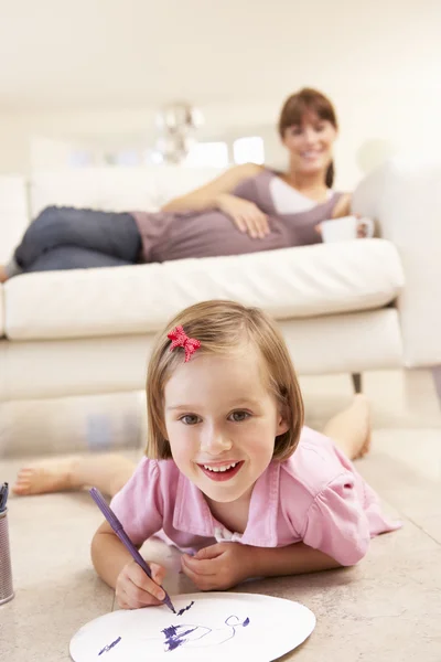 Zwangere vrouw met dochter — Stockfoto