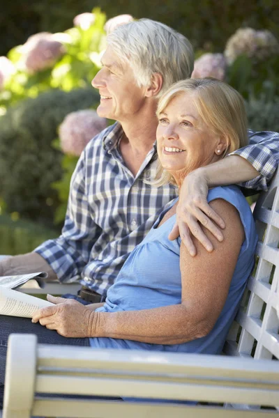 Seniorenpaar liest — Stockfoto