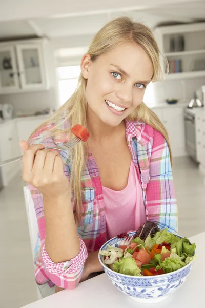 Mädchen isst Salat — Stockfoto