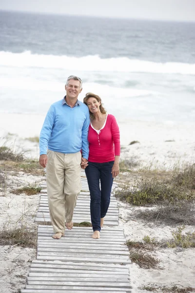 Casal sênior andando por mar — Fotografia de Stock