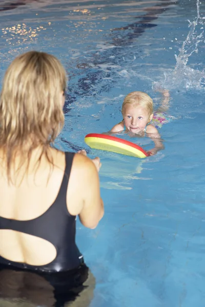 Giovane ragazza imparare a nuotare — Foto Stock