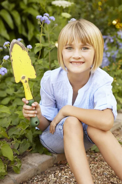 Flicka trädgårdsskötsel — Stockfoto