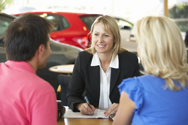 Vrouw die werkt in auto showroom — Stockfoto