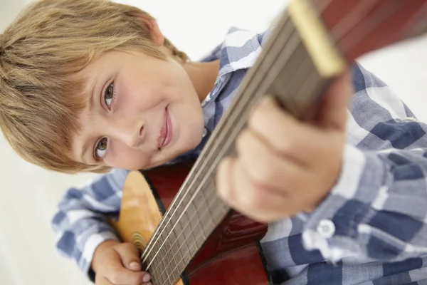 Chłopiec gra gitara akustyczna — Zdjęcie stockowe