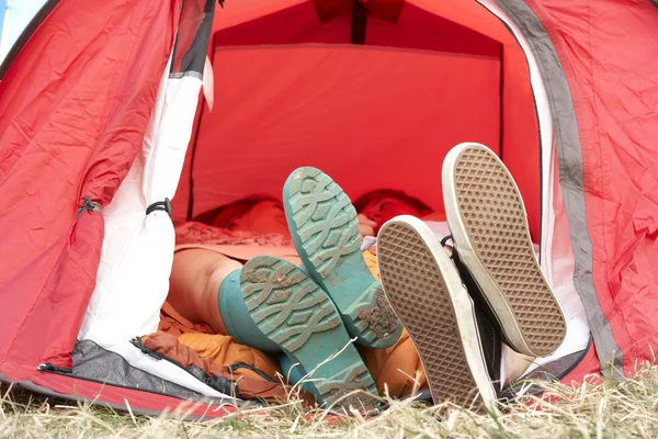 Casal em viagem de acampamento — Fotografia de Stock