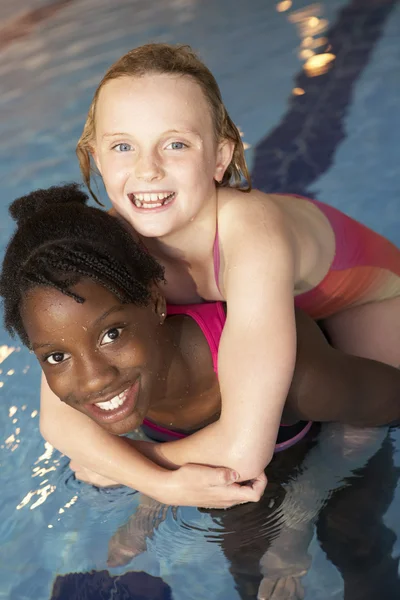 Chicas en la piscina — Foto de Stock