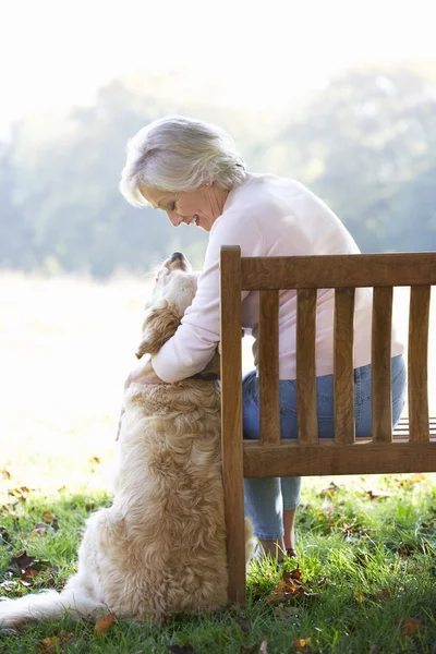 Senior mulher sentada com o cão — Fotografia de Stock