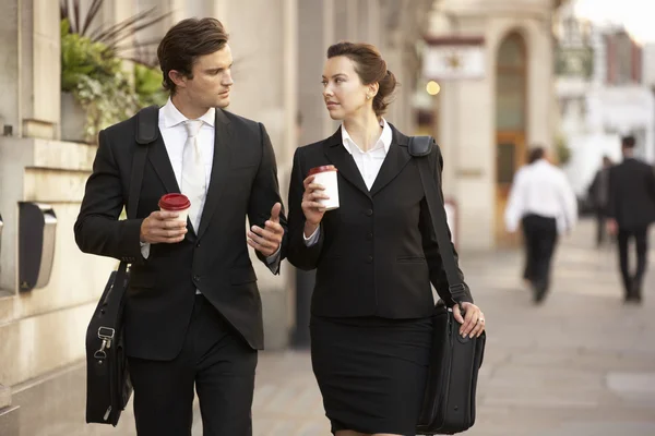 Affärsmannen och affärskvinna gå till jobbet — Stockfoto