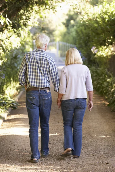 Старшая пара на прогулке — стоковое фото