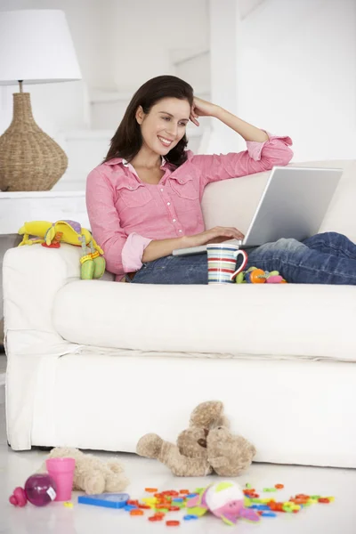 Mãe ocupada com laptop — Fotografia de Stock