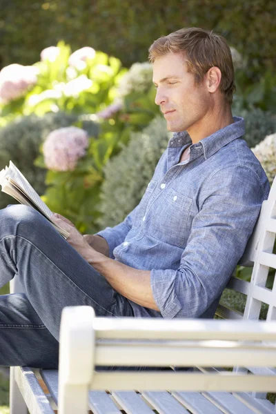 Hombre leyendo —  Fotos de Stock