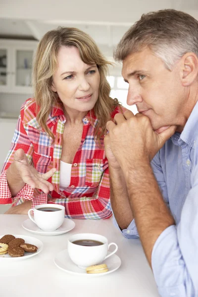 Mitten av ålder par med kaffe — Stockfoto