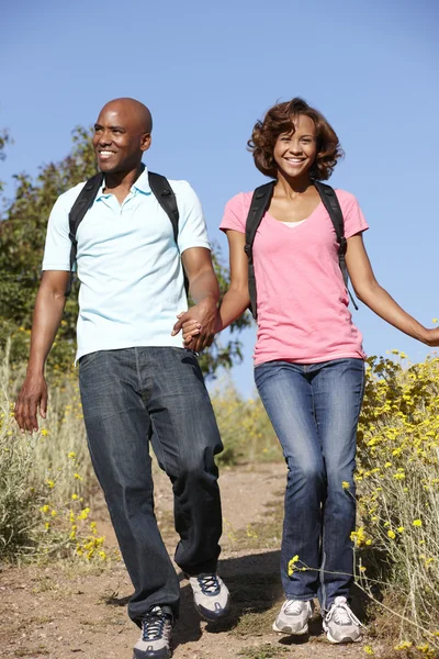 Pareja en caminata por el campo — Foto de Stock