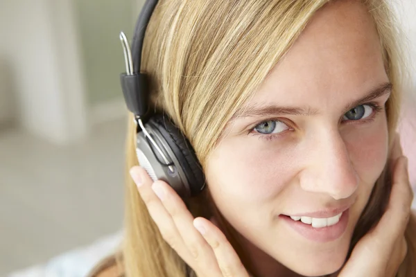 Teenage girl with headphones — Stock Photo, Image