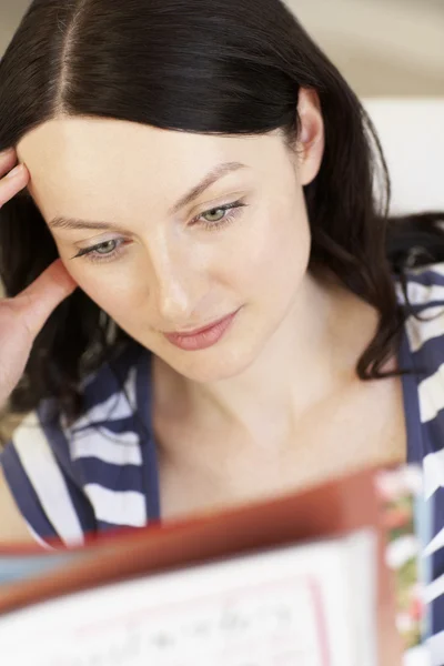 Mujer leyendo Imagen De Stock